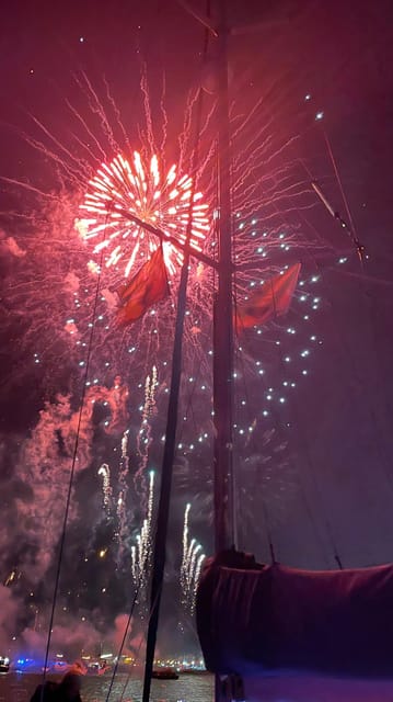 Lisbon: New Year's party on sailboat tour 2026 to 2027 - Snacks, Portuguese Treats, and a Warm Drink
