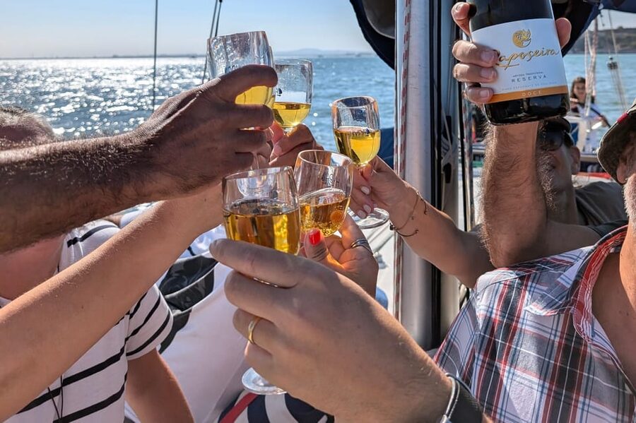 Lisbon: Private Boutique Boat Tour – Sail in Style - Alfama, the Pantheon, and old Lisbon from the river