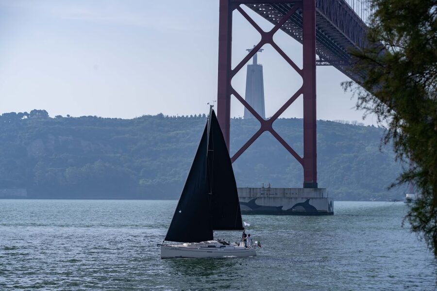 Lisbon: Private Sailboat Tour on the Tagus at Sunset - Leaving Alcântara and settling into the boat