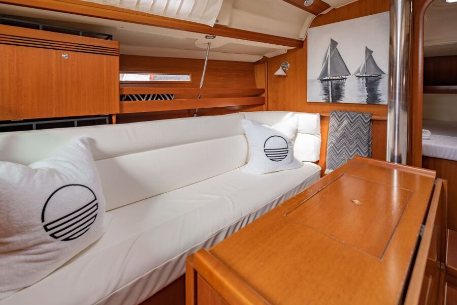 Lisbon: Private Sailboat Tour on the Tagus at Sunset - Wine, snacks, and the sunset pace