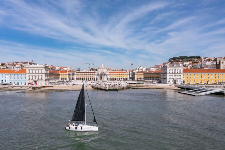 Lisbon: Private Sailboat Tour on the Tagus at Sunset - Who should book this sunset cruise