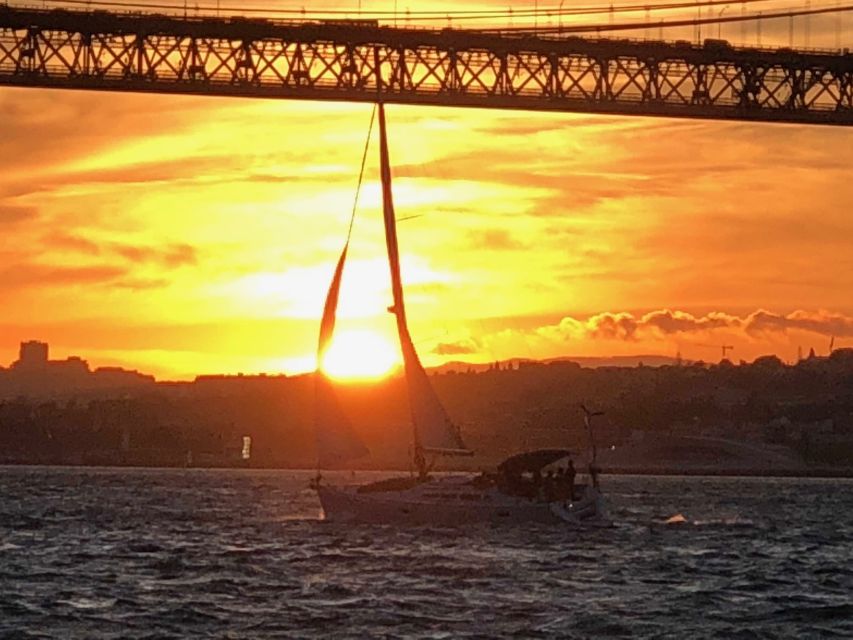 Lisbon: Private Sunset Sailing Tour with Champagne - Padrão dos Descobrimentos and Torre de Belém
