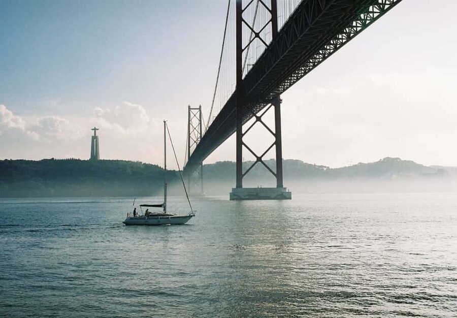 Lisbon: Sailboat Excursion - Meeting Arthur beneath the 25 de Abril Bridge