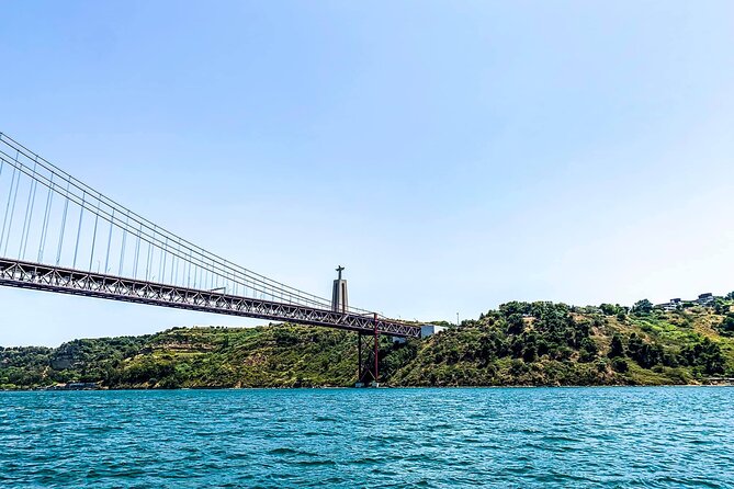 Lisbon Sailing Tour: 2-Hour Cultural Scenic Cruise with Wine - A panoramic look at Praça do Comércio