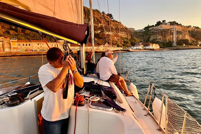 Lisbon Small Group Sunset Sailing 2h Cruise with Drinks Included - Praça do Comércio and old Lisbon