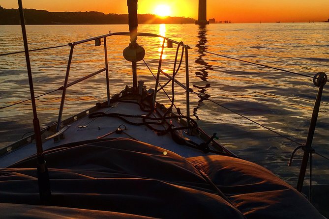 Lisbon Sunset Sensations on a Private Sailing Boat with wine&snacks - The royal palace and the hilltop monument