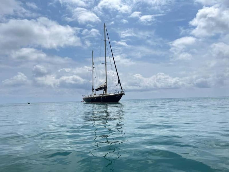 Luxury and exclusive sailing tour with private service - The route: city views first, open water later