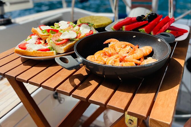 Mallorca sailing tour with tapas and wine - Tapas cooked on board
