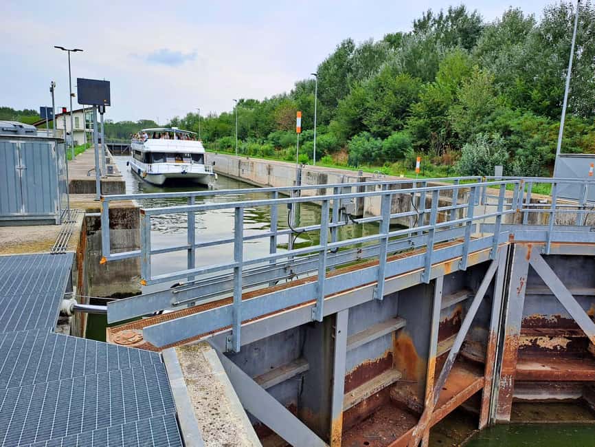 Mantua: Guided sailing from the Park to the Port with the water elevator - The 1.50-meter water elevator and Vinciane doors