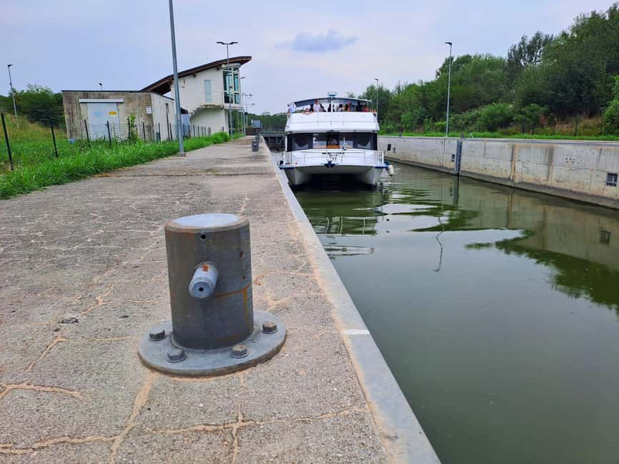 Mantua: Guided sailing from the Park to the Port with the water elevator - Valdaro Port and the White Canal