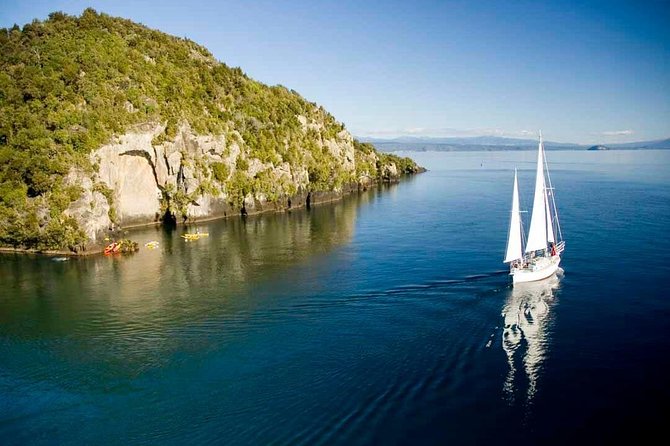 Maori Rock Carvings Eco Sailing Taupo - Arriving at the 14-meter Māori Rock Carvings