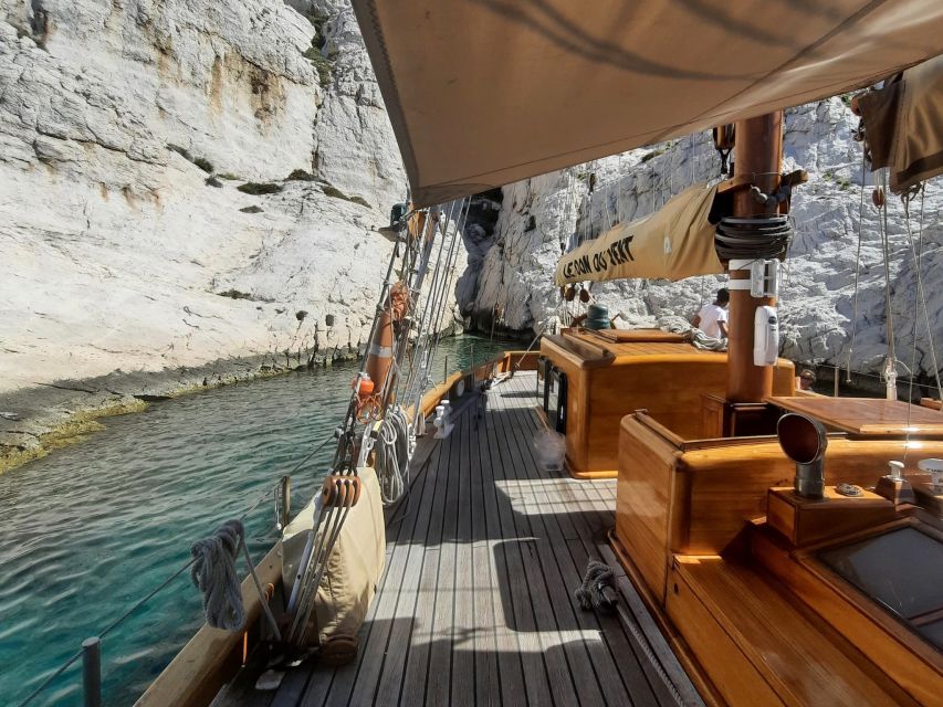 Marseille: Calanques Sailing Day Trip with Lunch and Wine - The crew and the social side of the cruise