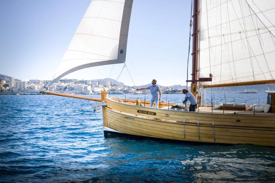Marseille: Day sailing in the heart of the Calanques with organic lunch and wine - Sailing through Riou and the afternoon coves