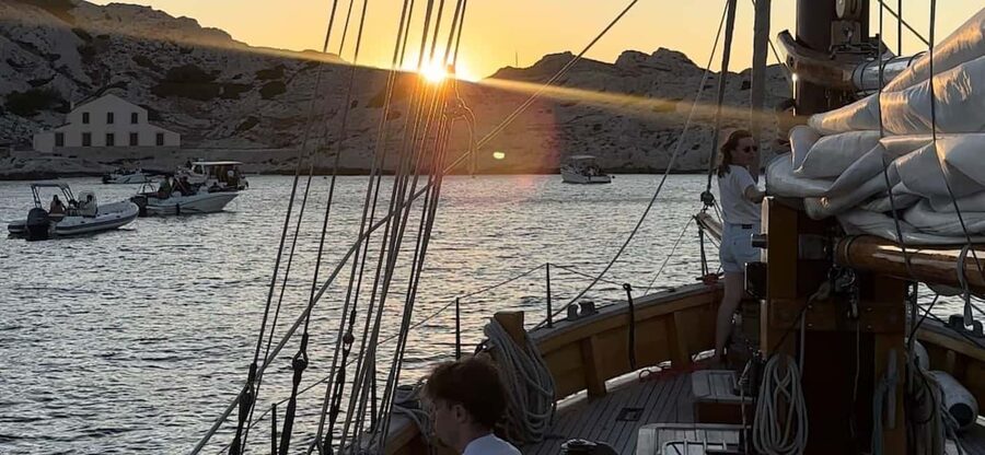 Marseille: Evening sailboat trip to the Calanques du Frioul with buffet and organic wine - A Vegetarian Dinner from La Casa Consolat