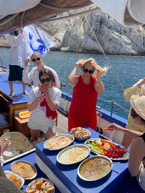Marseille: Sailing cruise in the calanques, lunch and wine - Boarding La Flâneuse near Marseille’s waterfront