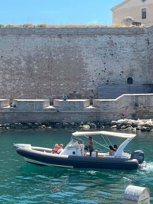 Marseille: Set sail for the Château d'If and the Frioul Islands - A small boat, a local point of view