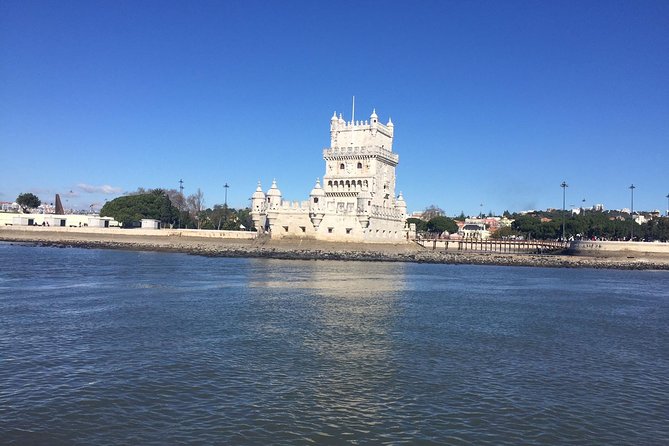 Morning Sailing Tour in Tagus River from Lisbon - A calm hour, with modest refreshments