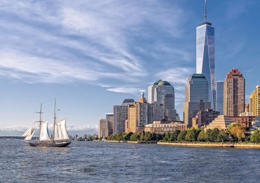 NYC: Statue of Liberty Day Sail with Onboard Bar - What the crew adds to the trip