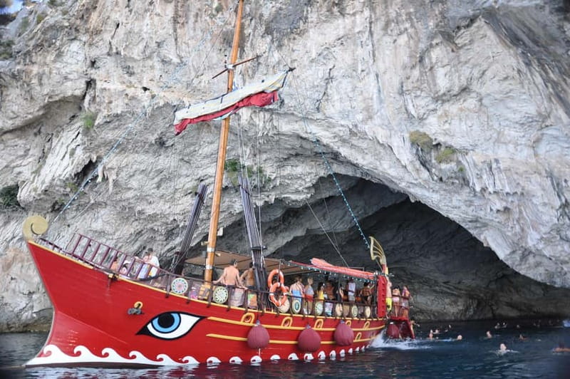 Nydri: Sailing Through History. Daily Cruise with Beach BBQ - Sailing past Skorpios and the Prince’s Islands