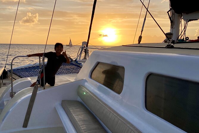Oahu's Waikiki Coast: Moana’s Sunset Cocktail Sail - Drinks and the mood on board