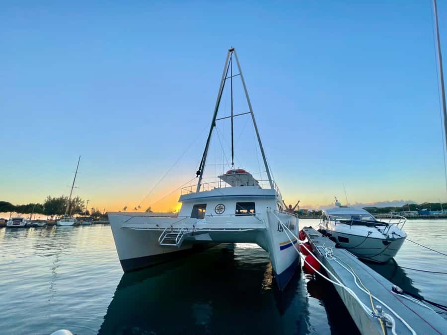 Oahu: Sunset Sail Cruise in Waikiki - Sunset from offshore, with Waikiki behind you