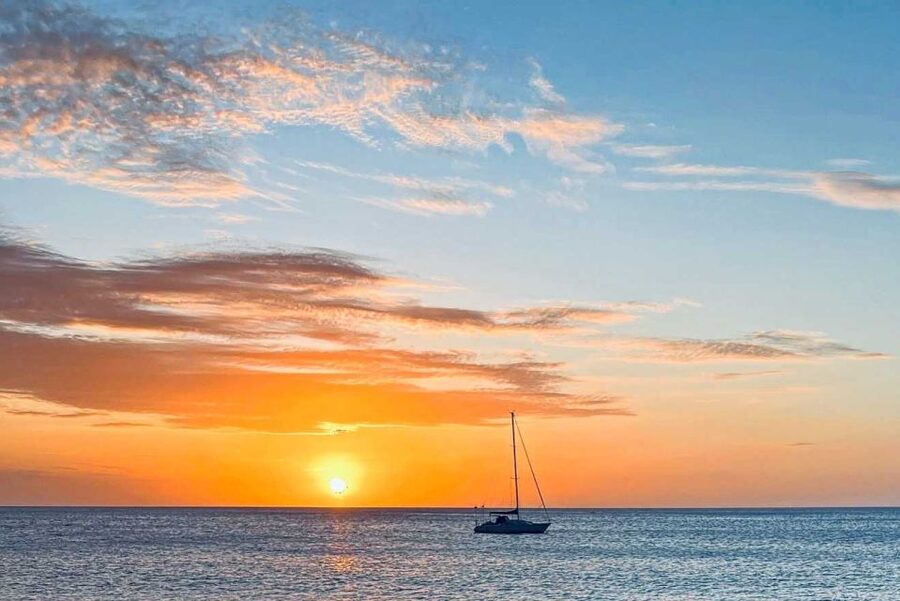 Oahu: Sunset sailing in small intimate groups - Golden hour on Oahu’s south shore