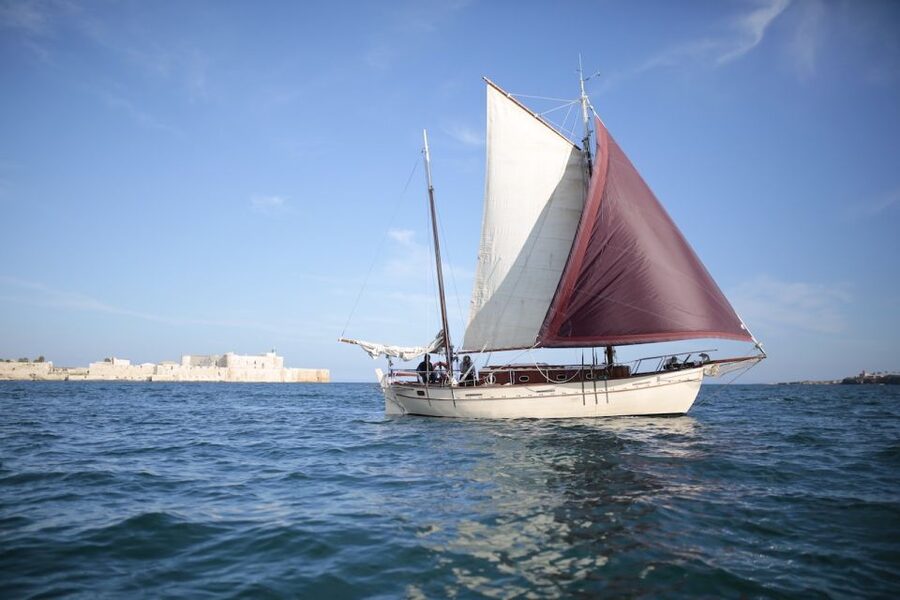 Ortygia: Sailing Tour to Plemmirio with Aperitif - Sailing south toward Plemmirio