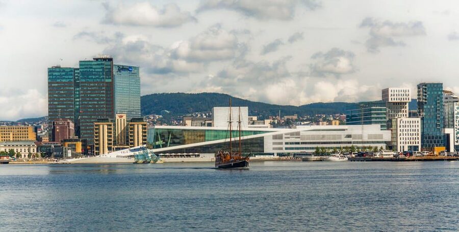 Oslo: Fjord Mini Cruise by Wooden Sailing Ship - Islands, lighthouse, and green hills