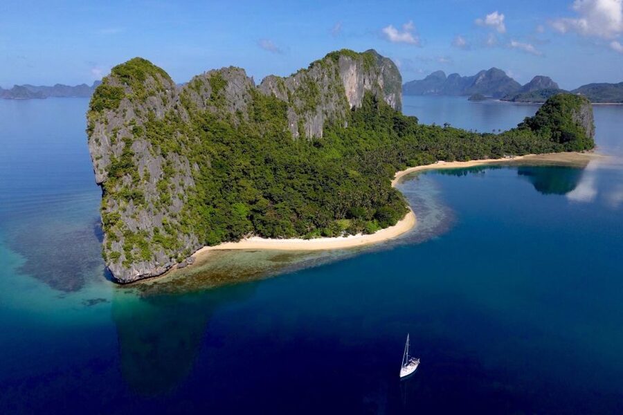 Palawan: Private Sailing Yacht Cruise in El Nido - Malpacao Island: snorkeling and a quiet beach