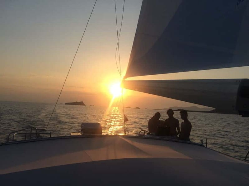 Palma de Mallorca: Deluxe Catamaran Sailing Tour with Meal - Daytime sailing or sunset cruise?