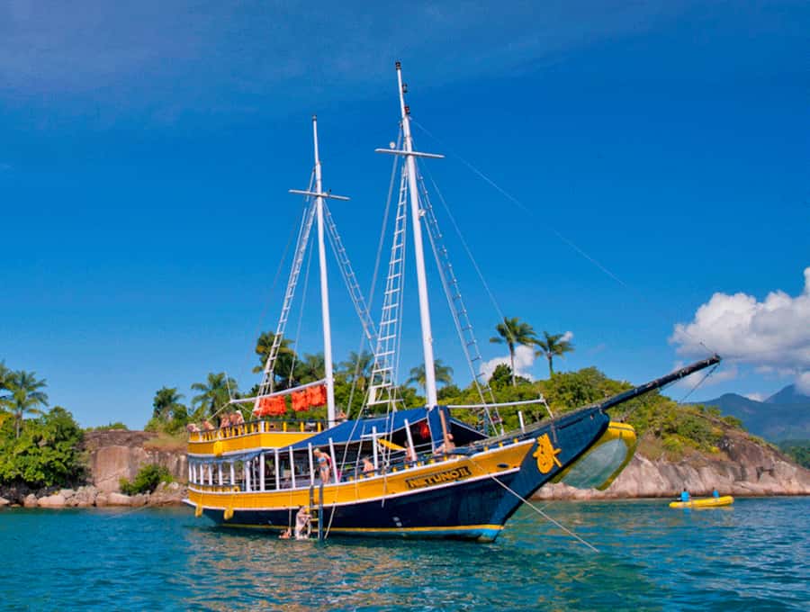 Paraty: Schooner Boat Tour with Beaches and Snorkeling - Praia Vermelha and the appeal of a proper pause