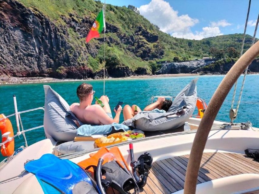 Ponta Delgada Full Day Sailing Tour with Drinks and Snacks - Ilhéu de Rosto de Cão: the first coastal view