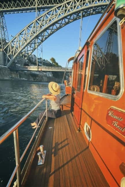 Porto: Classic Sailboat Cruise Along the Douro River - What the crew adds to the experience