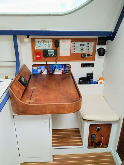 Private sailboat charter - coastal tour with snorkeling in the bay - A Good Choice For Families