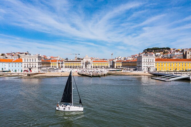 Private sailboat tour in Lisbon - Leaving the dock at Praça do Comércio