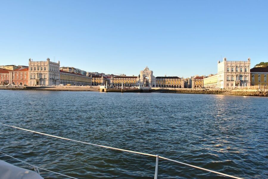 Private Sailing Boat Tour Lisbon with a drink: 2 to 8 Hours - Who should book this private Lisbon cruise?