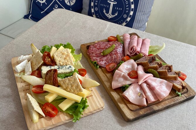 Private sailing Cruise to the Lerins Islands - The onboard mood: snacks, music, and easy conversation