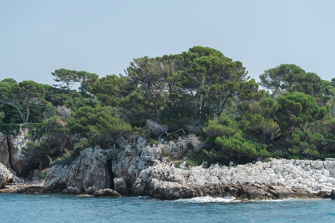 Private tour on a sailboat with apéritif at sunset on Antibes - Is $782.65 a good price?
