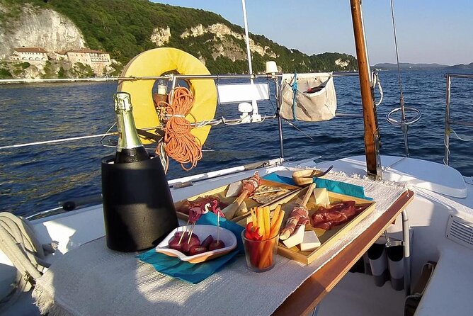 Private Tour on a Sailing Boat on Lake Maggiore with Aperitif and Music - The first half hour on Lake Maggiore