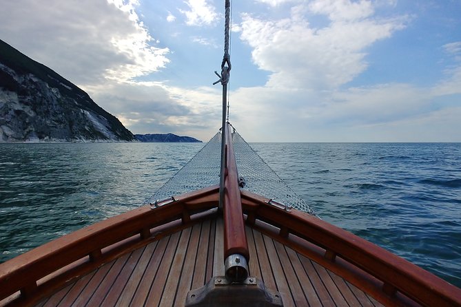 Private Traditional Sailboat Tour of the Conero Riviera - A secluded cove and the approach to Portonovo