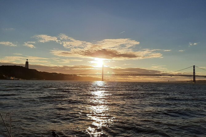 Relaxing Sailboat Cruise along the Tagus - Under the 25th of April Bridge
