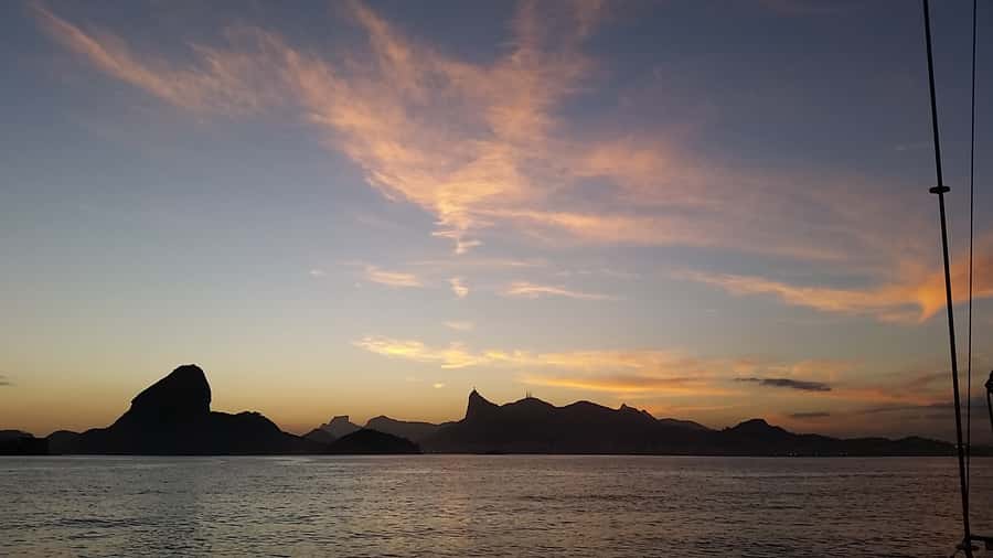 Rio de Janeiro: Guanabara Bay Sunset Sailing Tour & Drinks - Sailing past Sugarloaf Mountain