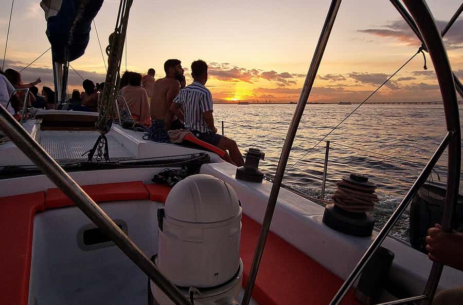 Rio de Janeiro: Guanabara Bay Sunset Sailing Tour & Drinks - Drinks, snacks, and the social side of the trip