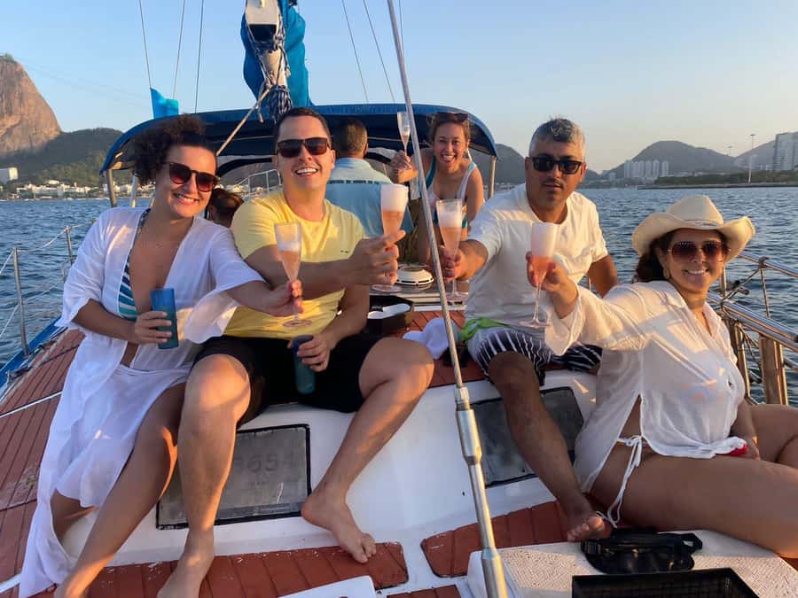 Rio de Janeiro: Sunset Sailboat Tour with Open Bar - Sunset over Corcovado and the return to Urca