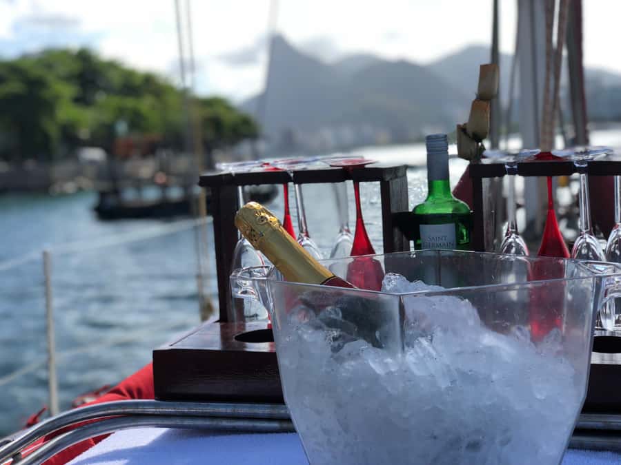 Rio de Janeiro: Sunset Sailing Tour - Drinks, snacks, and the onboard service