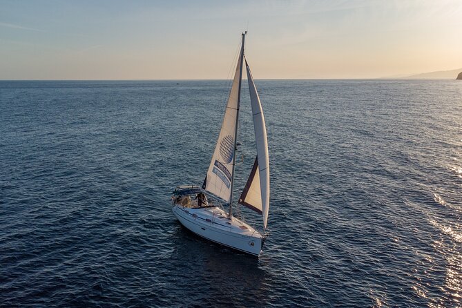 Sailing at sunset along the cliffs of Maro-Compartida - Setting out on the Bavaria 37
