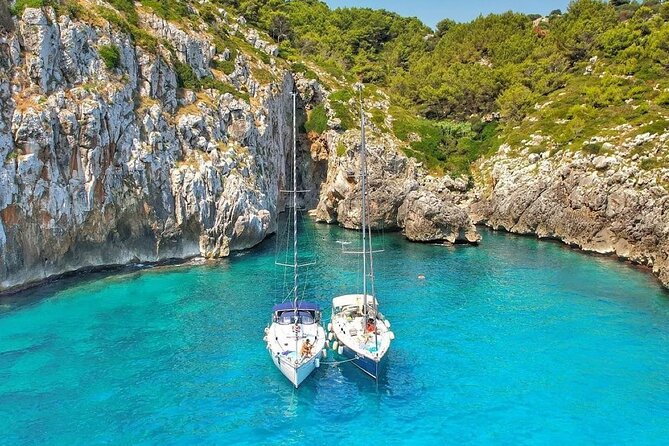 Sailing boat tour with lunch and swimming stops - The Ionian coast and its cave-lined cliffs