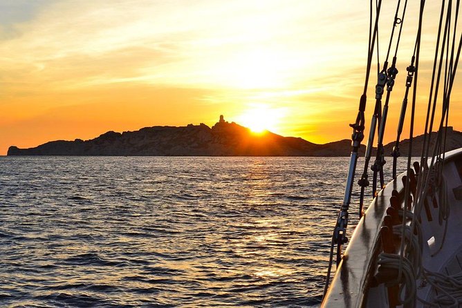 Sailing day in the heart of the Calanques - Sormiou: the first major cove