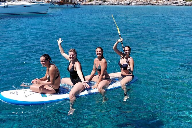 Sailing day to Dia island - A homemade lunch with wine and Greek sides