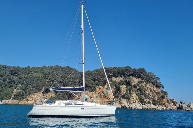 Sailing experience on a 4-hour sailboat in Girona - What the boat provides, and what you should bring